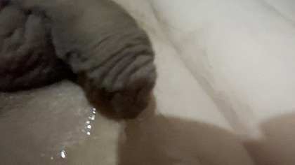 Trans peitudinha se arrombando no sofa