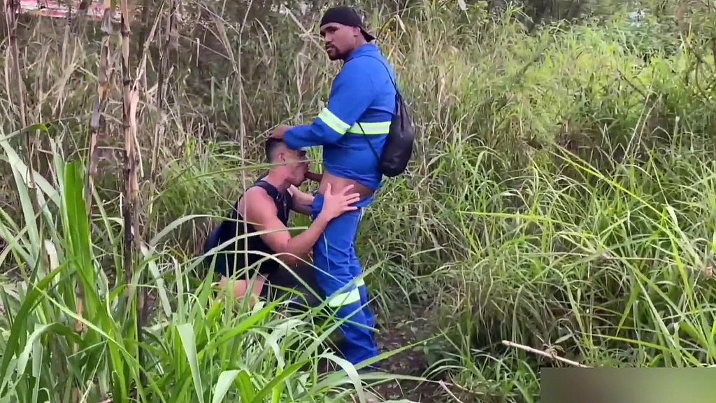seguiu o trabalhador no mato pra olhar ele mijar e acabou caindo de boca. video completo no red (The Hunter Black, Luccas Melo) seguiu o trabalhador no mato pra olhar ele mijar e acabou caindo de boca. video completo no red (The Hunter Black, Luccas Melo)