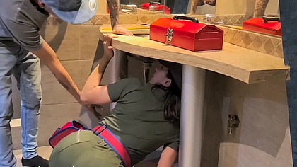 Sexo anal con el fontanero .Fontanero encuentra una herramienta mas grande y la mete toda entera en su colita!