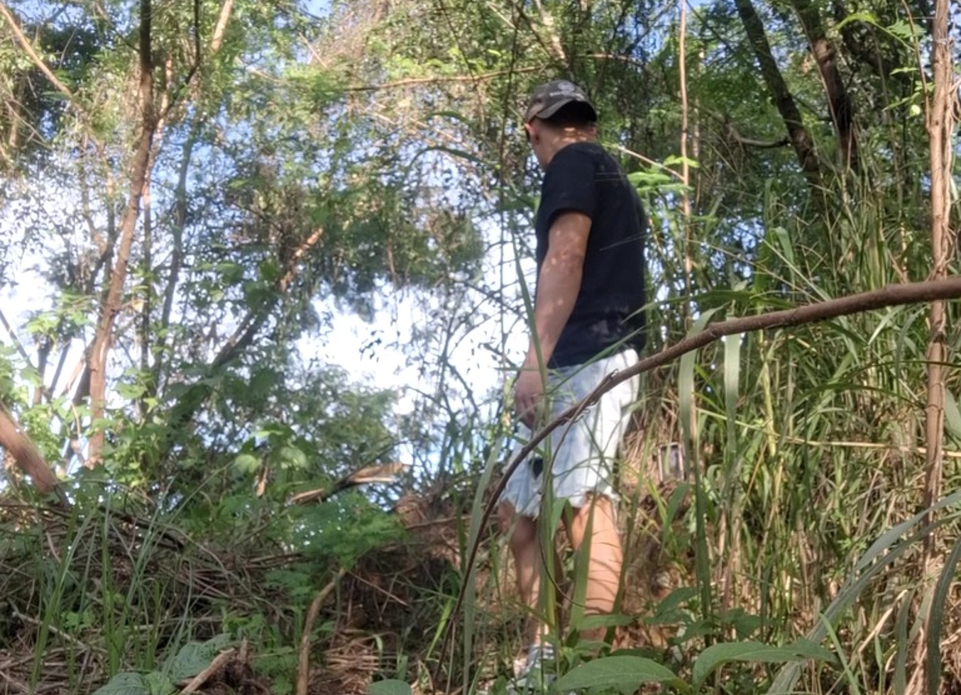 Encontrei Ele Pela Trilha E Coloquei Pra Mamar - Celular Escondido