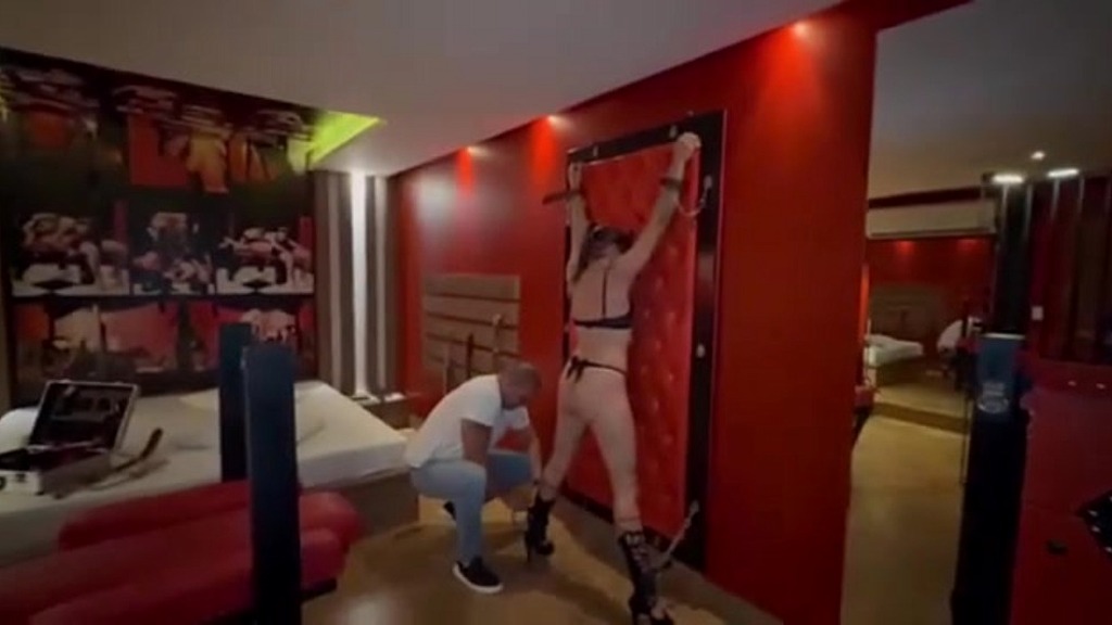 meu corno me entregou nas maos do comedor no motel e ficou so assistindo (Poderoso 258, Esposa_novinhahot) meu corno me entregou nas maos do comedor no motel e ficou so assistindo (Poderoso 258, Esposa_novinhahot)