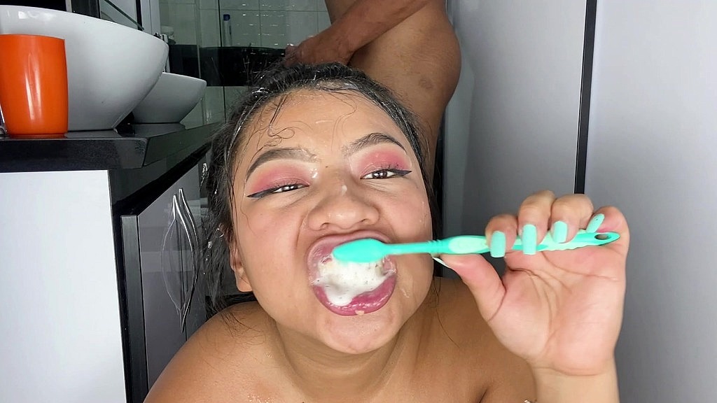 cum brushing and piss drinking (Sofiaxxx10, Ironboy) cum brushing and piss drinking (Sofiaxxx10, Ironboy)