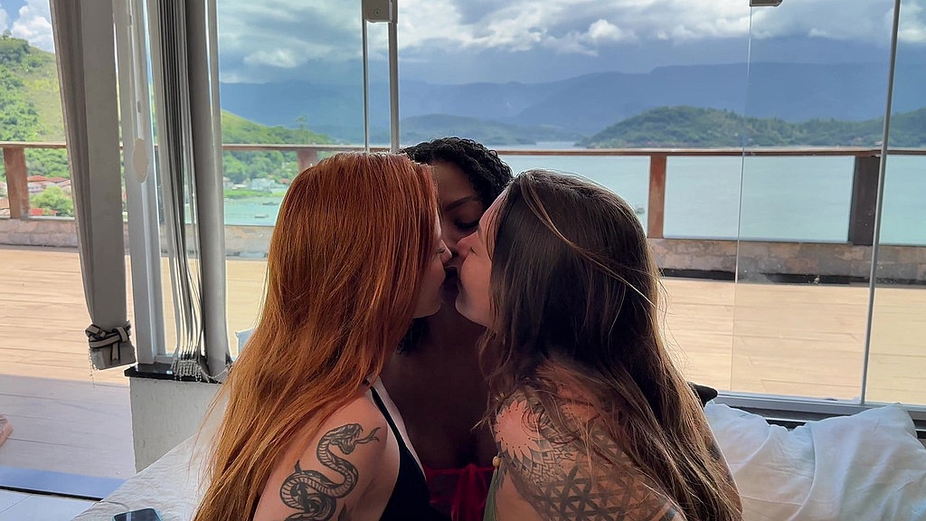 so de ver esse beijinho ja da pra sentir a conexao desse trio... a @fadinhamaju e a @damiana vieram do rj pra aproveitar o carnaval de angra... e a gente aproveitou cada segundo (Amandinha Black Rj, Fadinha, Damiana) so de ver esse beijinho ja da pra sentir a conexao desse trio... a @fadinhamaju e a @damiana vieram do rj pra aproveitar o carnaval de angra... e a gente aproveitou cada segundo (Amandinha Black Rj, Fadinha, Damiana)