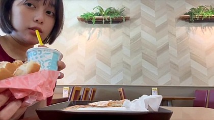 【女子大生の1日】講義終わりにハンバーガー屋さん行って、お店のト◯レで午後の授業前にオナニーしてスッキリしてきました。