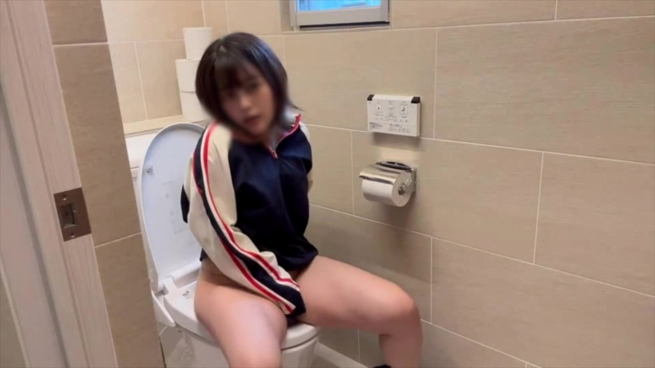 【女子◯生のトイレオナニー】我慢できなくなってト◯レでオナニーしてしまう女子◯生。 - Girls Gone Wild