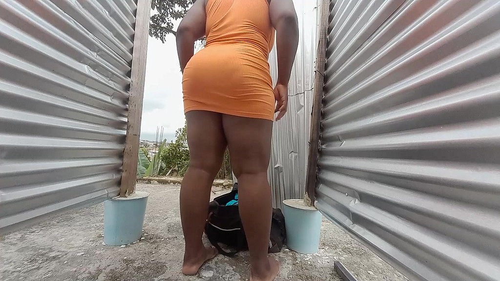 latina culona y voluptuosa filmada por camara en cabina de playa (Andreabellotistar) latina culona y voluptuosa filmada por camara en cabina de playa (Andreabellotistar)