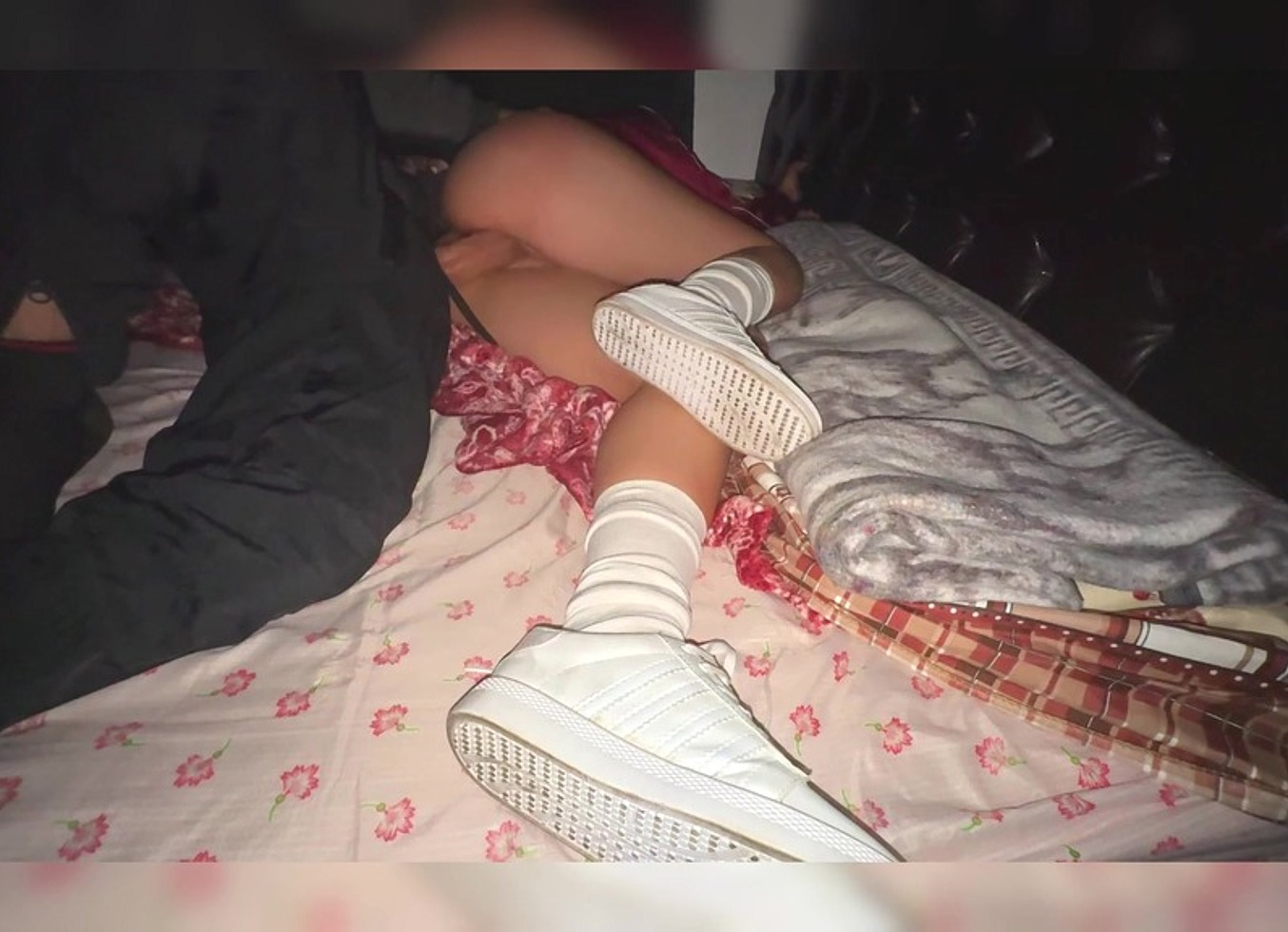 La Penetra De Lado Con Su Vergota Con Sus Tenis Puestos!!