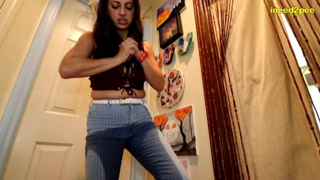 indica jane pissing her skintight jeans sexy! (Indica Jane) indica jane pissing her skintight jeans sexy! (Indica Jane)