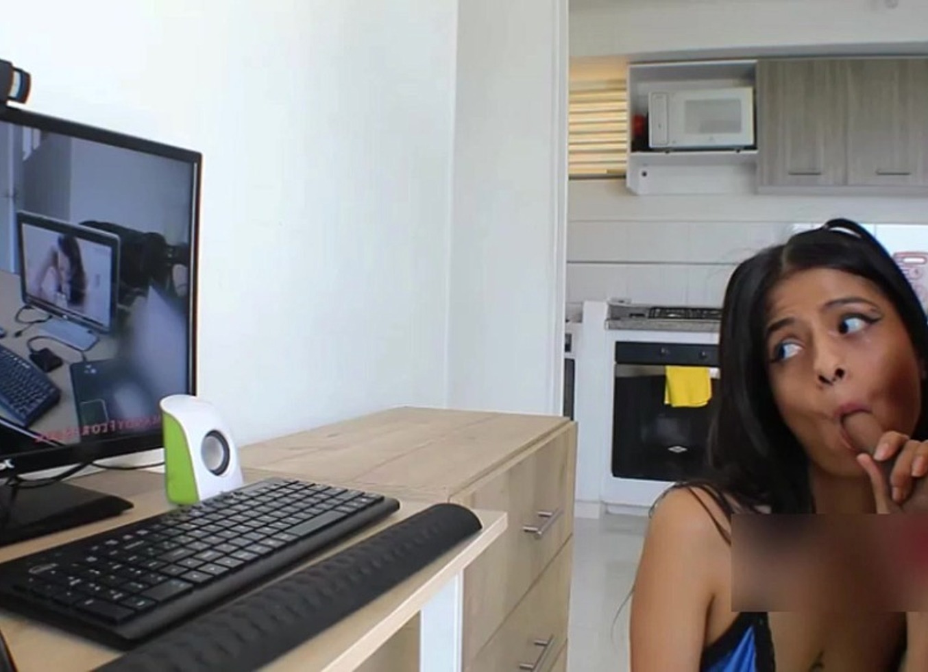 Hermanastro Cachondo Es Descubierto Con La Verga En La Mano Y Recibe Una Mamada Con Cabalgada De Polla Hasta El Orgasmo