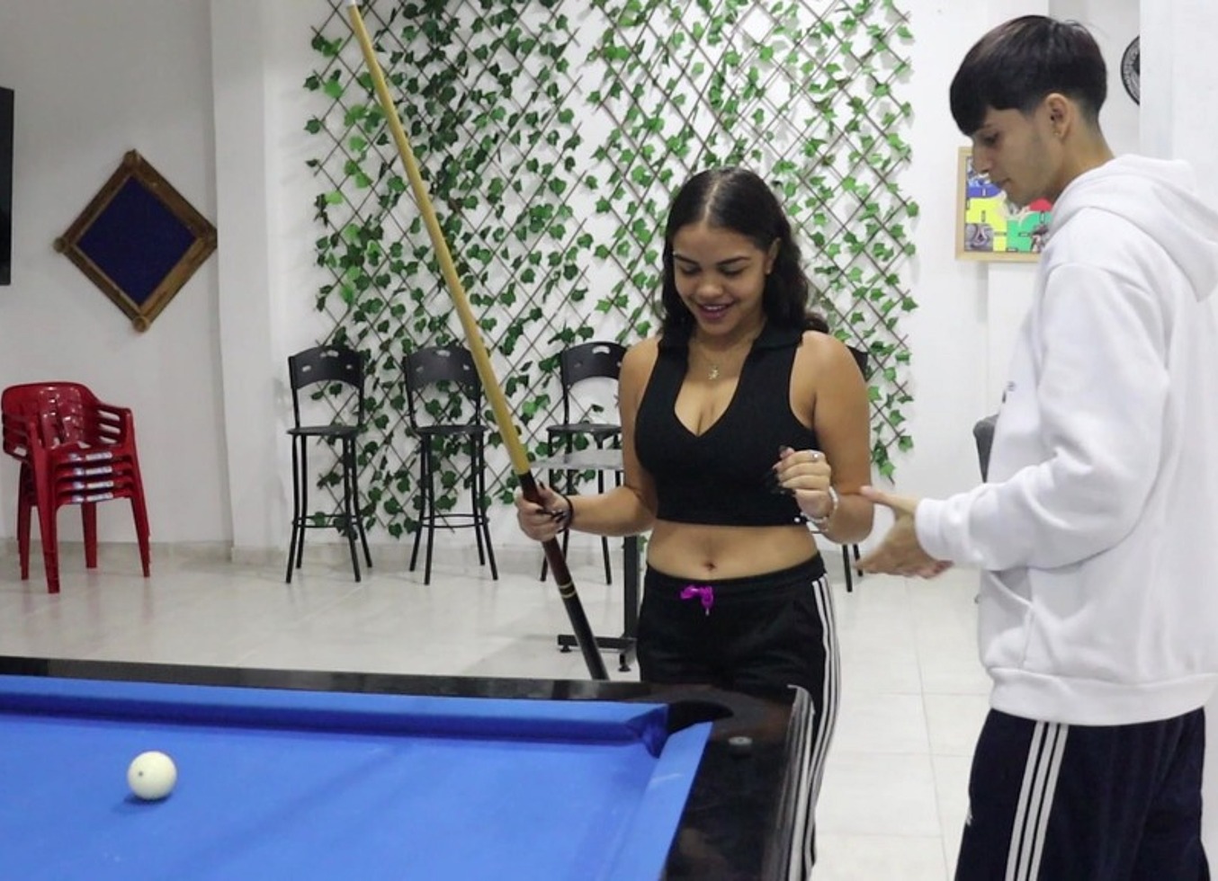 Me Follo A Mi Latina Hermanastra En Un Billar - Video Red Completo En Espanol