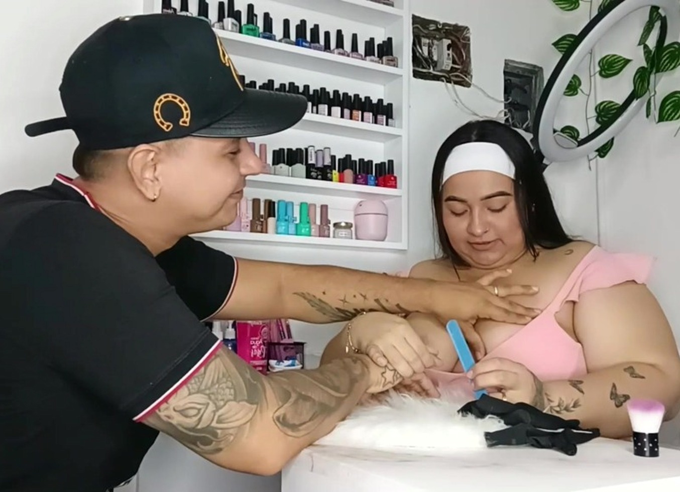 Mientras Mi Manicurista Me Arregla Mis Unas, Yo Le Voy Tocando Sus Enormes Tetas Y Por Debajo De La Mesa Su Rica Y Humeda Pussy - Historia Completa