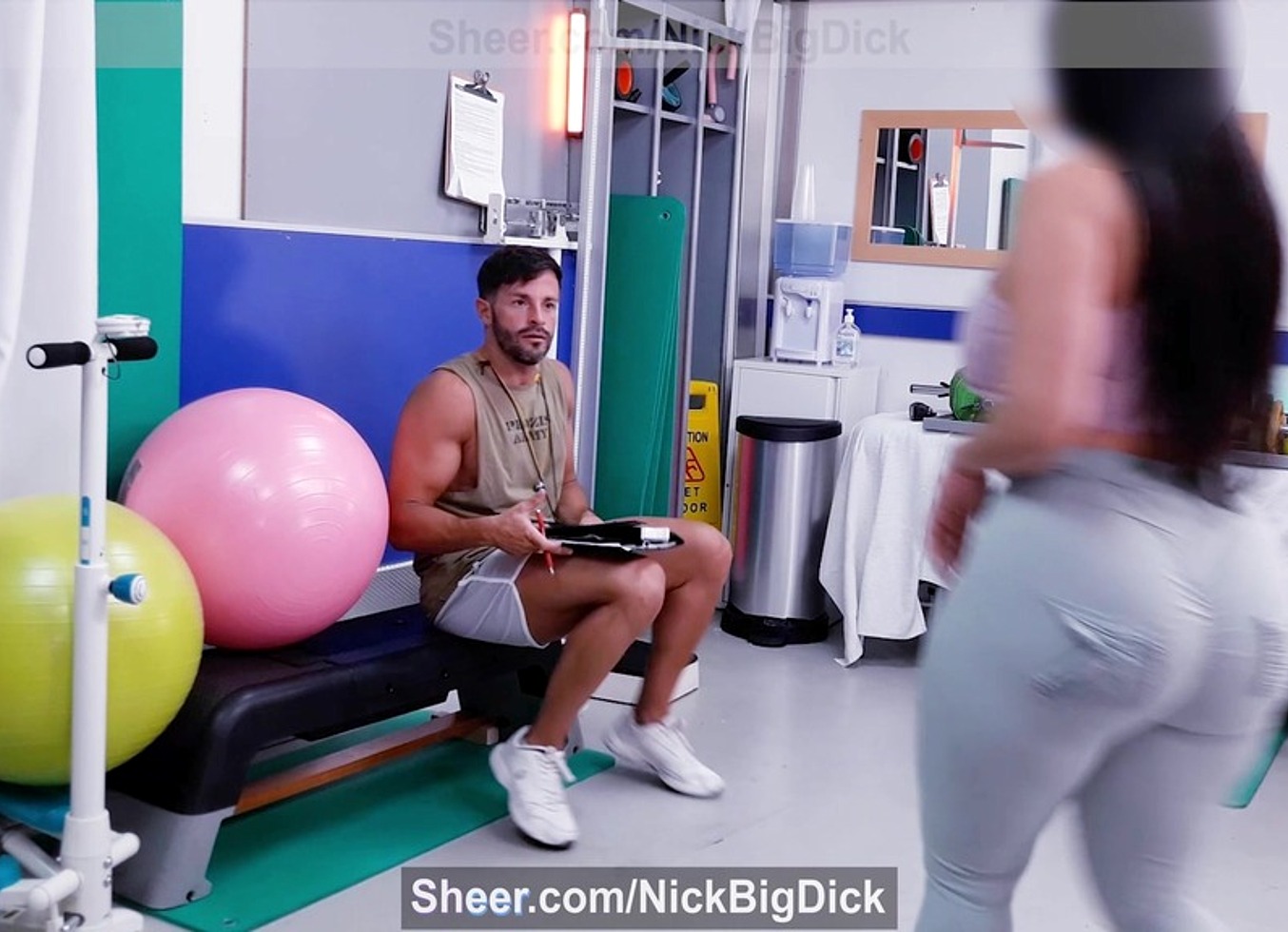 El Monitor Del Gym Se Corre Dentro Del Cono De Esta Preciosa Chica