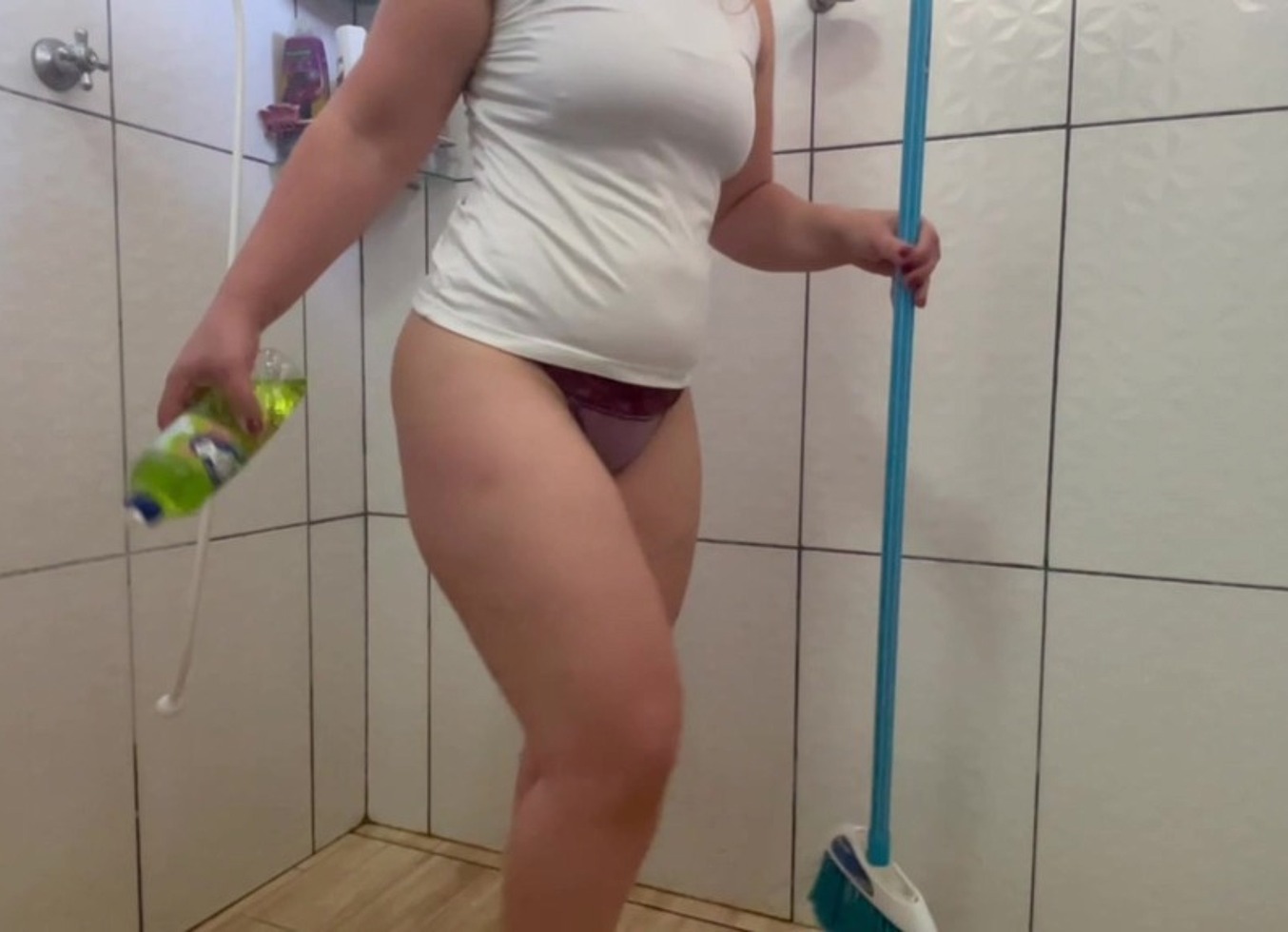 Chamei Uma Faxineira Loira Gostosa, E Ela Veio Trabalhar Assim!