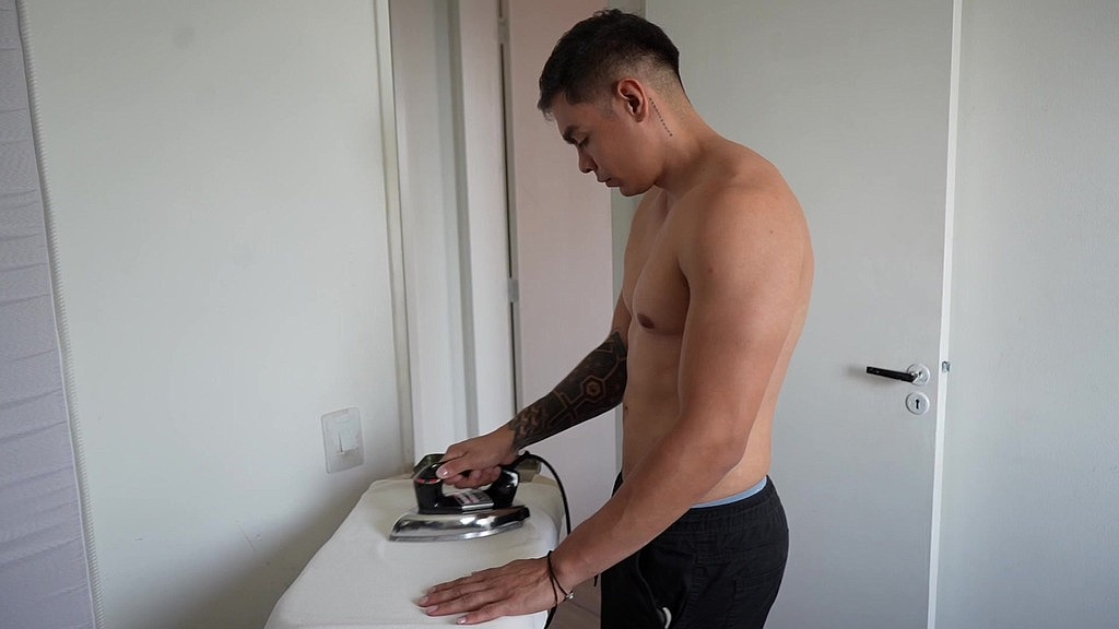 gringo passando roupa aproveitou e passou o ferro em mim. - completo (Rafael Silva,Bruninho) gringo passando roupa aproveitou e passou o ferro em mim. - completo (Rafael Silva,Bruninho)