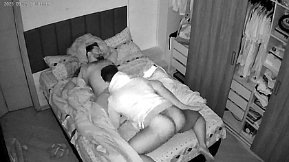 Camera espia com visao noturna flagra homem usando a bunda do vizinho na madrugada.