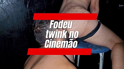 Esculpindo as costas de Twink antes depois de foder no cinemao.