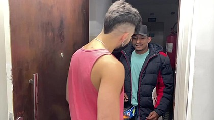 RECEBI UMA ENTREGA E PEDI PRO ENTREGADOR SUBIR. ELE ME COMEU COMO PAGAMENTO E AINDA ME DEU LEITE NA BOCA. - COMPLETO