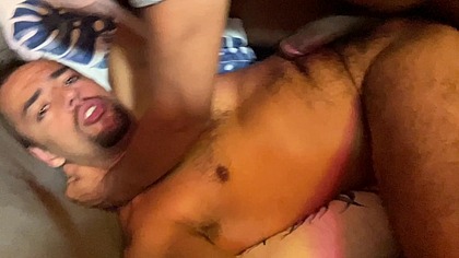 Entregador foi levar agua no apartamento e acabou comendo o morador, gozaram juntos com muita intensidade.