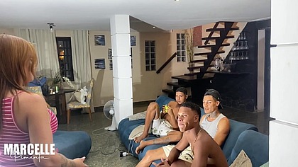 Mae gostosa dando cha de cu e buceta nos amigos do filho