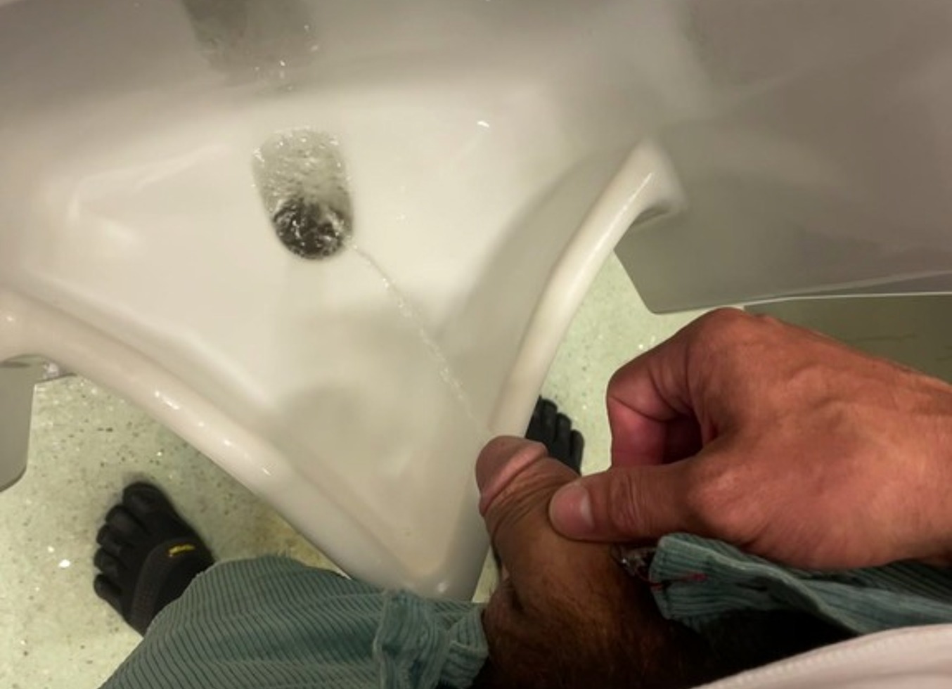 I Took 3 Massive Pisses in the Airport ?