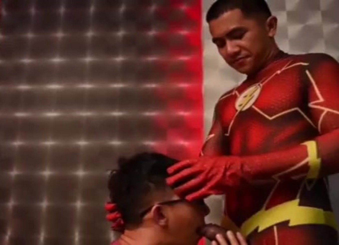 Fedendo Com O Amigo Depois Da Festa
