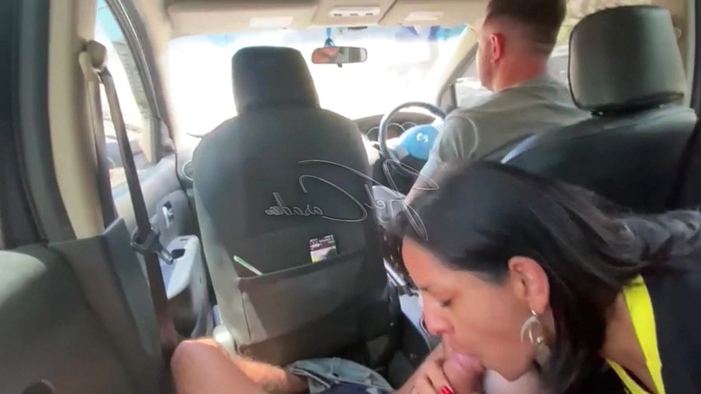 fodendo no carro sem camisinha enquanto o corno dirige (Kelabate, Heitor Baumann) fodendo no carro sem camisinha enquanto o corno dirige (Kelabate, Heitor Baumann)