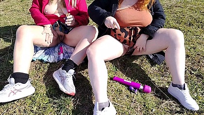 Madrasta e enteada se exibindo em publico no jardim, tomando banho de sol. Comentem se querem + Videos!!!!!