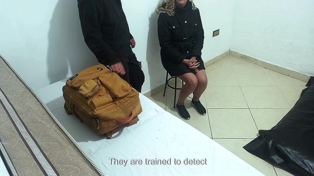 Імміграційний агент обшукує її та змушує роздягнутися, щоб він міг кінчити. (Віктор SweetCoupleStories, Габі SweetCoupleStories) immigration agent searches her and makes her undress so he can cum. (Victor SweetCoupleStories, Gabi SweetCoupleStories)