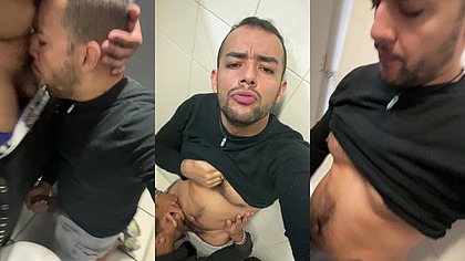 Sexo excitante entre motoboys bem dotados no banheiro do shopping.