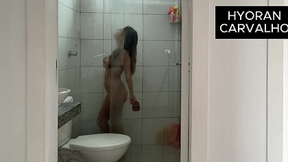 Peguei a safada se masturbando no flagra . acabei enchendo a buceta dela de leite no pelo