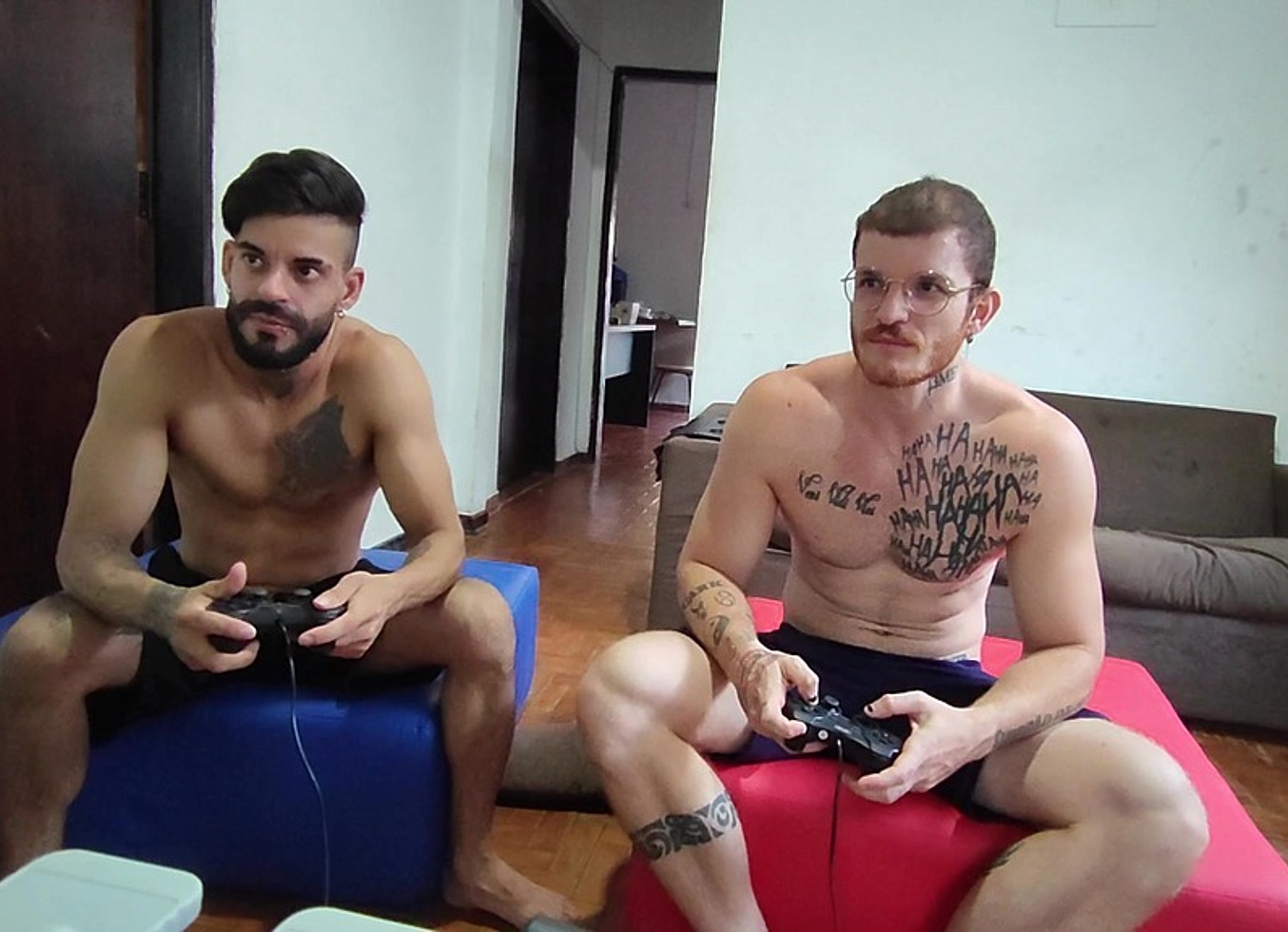 Carmona E Hisak Jogando Video Game Valendo O Toba