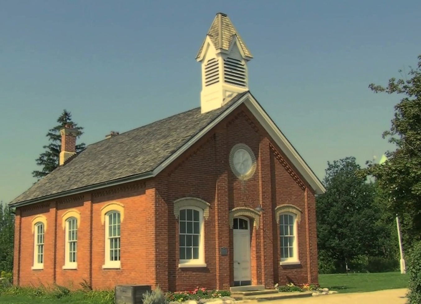 Alexis May And Leah Jaye In Big Boobed MILF Foursome