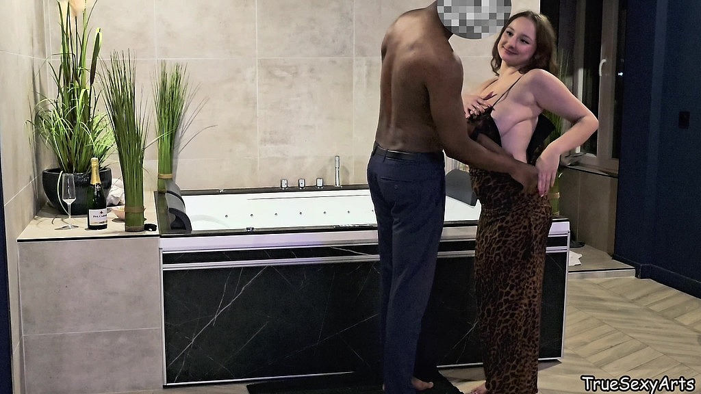 Ембер Блум, TrueSexyArts: Ембер Блум 4k сюрприз у джакузі для гарячої пишної брюнетки (AnalVids.com) amber bloom 4k jacuzzi surprise for hot voluptuous brunette (Amber Bloom, TrueSexyArts)