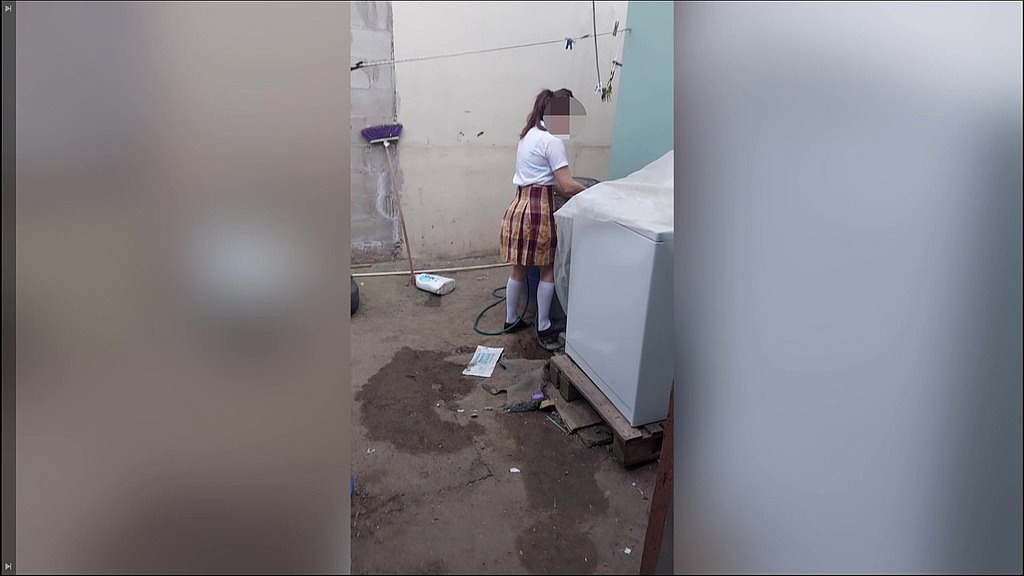 encuentro a mi hijastra jovencita estudiante sola en casa lavando sus calzones, hijastra y padrastro. (Weritarica, Aventurero) encuentro a mi hijastra jovencita estudiante sola en casa lavando sus calzones, hijastra y padrastro. (Weritarica, Aventurero)