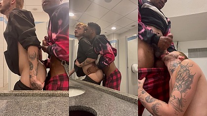 DANDO PRA DOTADO NO BANHEIRO PUBLICO