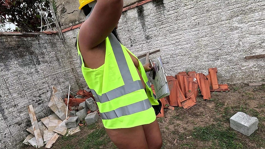 foi fiscalizar a obra e ficou imaginando os pedreiros fodendo o seu bucetao (Nicoly Mattos) foi fiscalizar a obra e ficou imaginando os pedreiros fodendo o seu bucetao (Nicoly Mattos)