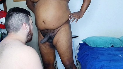 Esse Pedreiro e Um Grande Urso Negro e Esconde Um Pauzao Grosso / O Marido da Vizinha Meteu sua Rola Grande no Vizinho Gordo (DOBRADINHA COMPLETA)