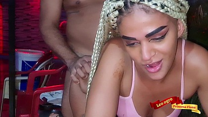 Casal transando em festa de familia.