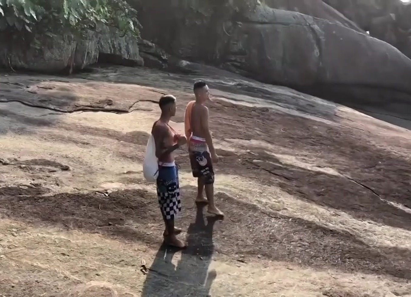 Dois Malokas Se Pegando Na Praia. - Completo