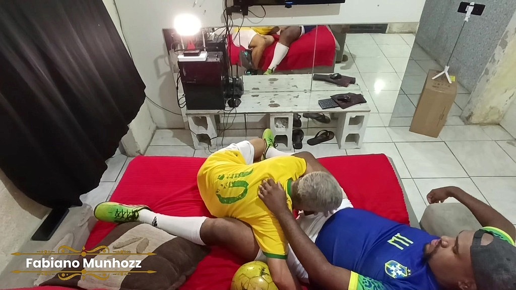 jogadores depois do treino se pegam gostoso (The Hunter Black,Fabianomunhozz) jogadores depois do treino se pegam gostoso (The Hunter Black,Fabianomunhozz)