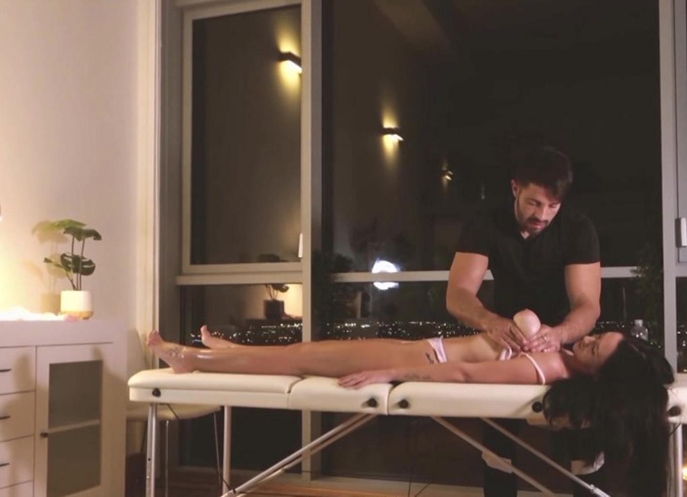 Dirty Masseur Fucks Hard With 18 Years Old Babe