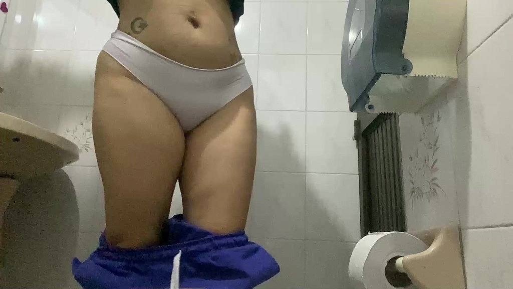 enfermera atrapada en el bano meando (Irina69star) enfermera atrapada en el bano meando (Irina69star)