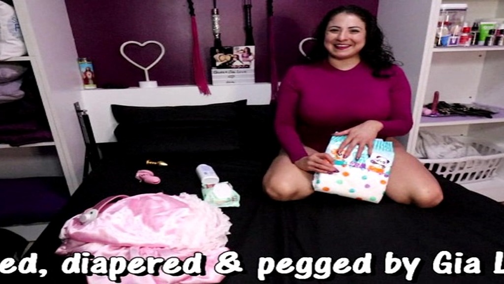 Sissy con il pannolino si allena e viene ancorata da Gia Love (Miss Gia Love) diapered sissy training and pegged by gia love (Miss Gia Love)
