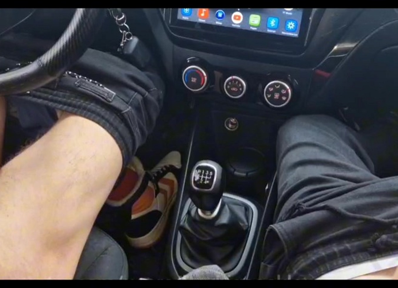 A Random Passerby Got Into The Car And Jerked Off The Taxi Driver To Cum!