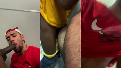 Africano com 27cm de rola comeu meu cu no banheiro do trabalho, muito tesao.