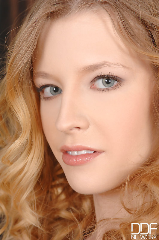 Toy pulsates in her pussy! #5