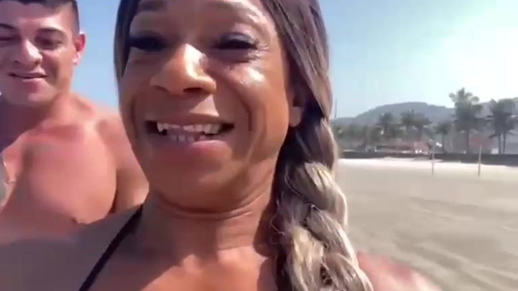 uma brincadeira na praia com camaleaofitt (Kellykardachiaoficial, Camaleaofitt) uma brincadeira na praia com camaleaofitt (Kellykardachiaoficial, Camaleaofitt)
