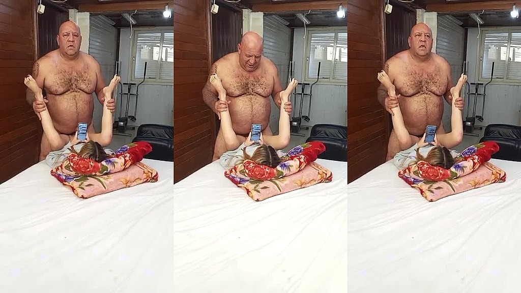 novinha falando no celular com o namorado e transando com o coroa (Tiuzao, Rainha Do Anal) novinha falando no celular com o namorado e transando com o coroa (Tiuzao, Rainha Do Anal)