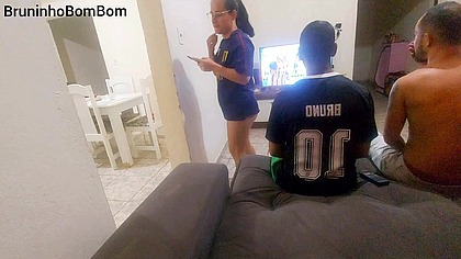 Ela teve que espera o jogo acabar para seu marido e o amigo dele fazerem uma dupla penetracao nela