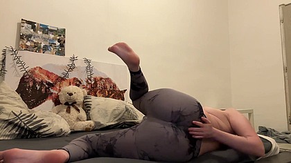 The girl squirts in grey leggings.